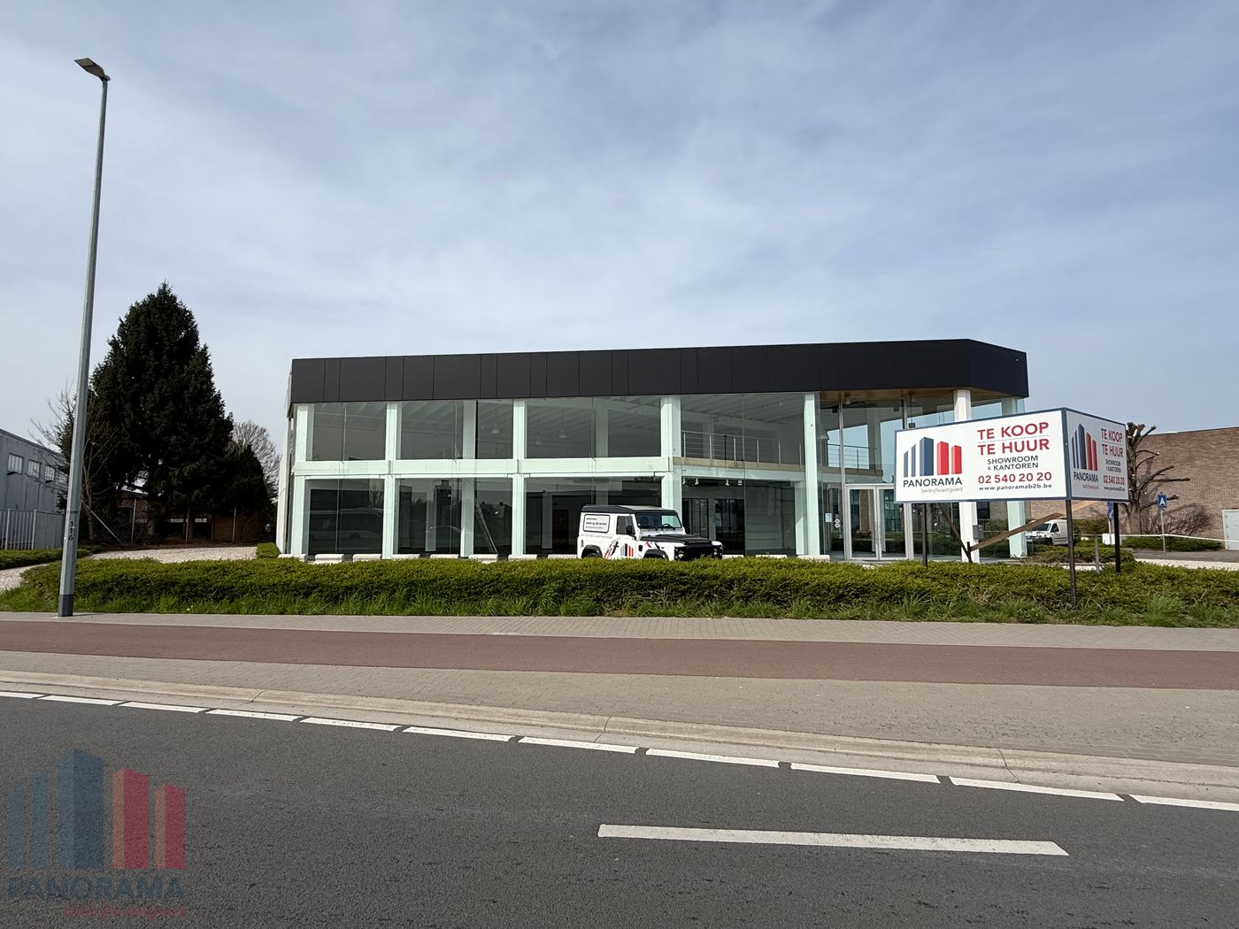 Bâtiment commercial polyvalent avec salle d'exposition, entrepôt et espace casco – À vendre à Sint-Pieters-Leeuw - photo 2