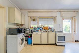 Deze 4 slaapkamer woning met tuin en inpandige garage is gelegen in een aangename residentiële wijk vlakbij de Sint-Kristoffelkerk. Een stevige woning die mits een totaalrenovatie terug tot zijn recht kan komen. Recent werden de ramen op het bovenste verdiep vernieuwd. <br /><br />Indeling als volgt; inkomhal, toilet, living, keuken, slaapkamer/bureau, kelder, garage. <br />Verdieping: Slaapkamer 2, 3, 4, badkamer. Tenslotte nog een bergzolder. <br /><br />Kortom een renovatieproject, ideaal als gezinswoning, op een mooie locatie!<br /><br />Contacteer Nathan voor een bezoek of meer informatie:<br />0471 49 45 39<br />nathan.peellaert@albert.immo