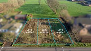 <h3>Bouwgrond voor open bebouwing van ca. 870 m² in rustige residentiële verkaveling</h3>
<p>In een <strong>rustige en residentiële verkaveling</strong>, gekenmerkt door eengezinswoningen, bieden wij deze <strong>ruime bouwgrond voor open bebouwing</strong> aan met een oppervlakte van ca. <strong>870 m²</strong>. De ligging combineert <strong>rust en privacy</strong> met een <strong>goede bereikbaarheid</strong> naar winkels, scholen en belangrijke verbindingswegen.</p>
<p>Het perceel beschikt over een <strong>straatbreedte van ca. 15 m</strong> en een <strong>diepte van ca. 52 m</strong>. De voorziene bouwzone van ca. <strong>153 m²</strong> laat toe een <strong>hedendaagse gezinswoning of villa</strong> te realiseren, volledig volgens eigen architecturale wensen.<br />Dankzij de <strong>duidelijke en juridisch zekere verkavelingsvoorschriften</strong> geniet u maximale rechtszekerheid bij het bouwen.</p>
<p><strong>Bestemming:<br /></strong>- Residentieel wonen<br />- Enkel eengezinswoning toegestaan (zorgwoning inbegrepen)<br />- Geen meergezinswoning of woningsplitsing<br />- Beperkt vrij beroep of kantoor aan huis mogelijk (max. 40 m², ondergeschikt aan wonen)<br />- Geen commerciële bestemming</p>
<p><strong>Bouwvoorschriften (samengevat):<br /></strong><em><strong>Type bebouwing</strong><br /></em>- Open bebouwing<br />- Goedgekeurde verkaveling – privaat domein<br />- Geen gemeenschappelijke delen</p>
<p><em><strong>Afmetingen & inplanting</strong><br /></em>- Bouwbreedte: max. 9,00 m<br />- Bouwdiepte: gelijkvloers: max. 17,00 m en verdieping: max. 13,00 m<br />- Voorgevel op 8,00 m uit rooilijn en 17,00 m uit as van de weg<br />- Zijgevels op min. 3,00 m van de perceelsgrenzen<br />- Niet verplicht de volledige bouwzone te bebouwen</p>
<p><em><strong>Hoogtes & bouwlagen</strong><br /></em>- Maximaal 2 bouwlagen<br />- Hellend dak: + 1 dakverdieping mogelijk<br />- Plat dak: geen dakverdieping<br />- Max. kroonlijsthoogte: 6,50 m<br />- Max. nokhoogte: 11,00 m<br />- Vloerpeil max. 0,30 m boven straatniveau<br /><br /><em><strong>Dak & materialen</strong><br /></em>- Hellend dak (pannen, (kunst)leien of zink) of plat dak (roofing, rubber, grind of groendak)<br />- Dakuitbouwen niet toegestaan<br />- Zonnepanelen toegelaten conform regelgeving<br />- Gevelafwerking in gevelsteen en/of pleister, eventueel gecombineerd met hout, natuursteen of metaal (max. 20% per gevel)</p>
<p><em><strong>Ondergronds & bijgebouwen</strong><br /></em>- Ondergronds gedeelte toegestaan (beperkt tot bovengrondse bebouwde oppervlakte)<br />- Aangebouwde bijgebouwen (veranda, carport, uitbouw) toegelaten binnen bouwzone<br />- Open carport met plat dak (max. 3 m hoog) mogelijk in zijtuinstrook, mits voorwaarden<br />- Open carports en vrijstaande constructies samen max. 60 m² per lot</p>
<p><em><strong>Terrassen & verharding</strong><br /></em>- Niet-overdekte terrassen en verhardingen samen max. 70 m²<br />- Waterdoorlatende materialen verplicht (behoudens terras bij correcte afwatering)</p>
<p><em><strong>Tuin & terrein</strong><br /></em>- Vlak terrein<br />- Geen reliëfwijzigingen toegestaan<br />- Niet-bebouwde delen aan te leggen als tuin met groenaanplanting</p>
<p><strong>Troeven:<br /></strong>- Ruim perceel van ca. 870 m²<br />- Open bebouwing<br />- Rustige en residentiële ligging<br />- Duidelijke en flexibele bouwvoorschriften<br />- Ideaal voor gezinswoning of villa</p>
<p><strong>Vraag de volledige bouwvoorschriften op bij ons kantoor.</strong></p>