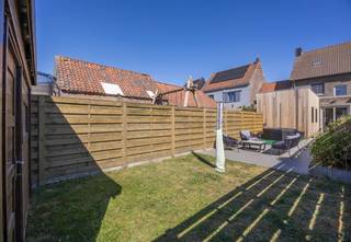 Ideaal als investering! Deze charmante rijwoning is momenteel verhuurd en biedt een uitstekende kans voor beleggers.<br /><u>Indeling van de Woning:</u><br />Inkomhal: Een vriendelijke binnenkomst die de rest van de woning verbindt.<br />Ingerichte Keuken: Voorzien van een gezellige ontbijthoek, perfect voor een snelle maaltijd.<br />Leefruimte: Ruimtelijk en licht, ideaal om te ontspannen of te entertainen.<br />Wasplaats: Praktische ruimte voor al uw wasbehoeften.<br />Badkamer: Comfortabel ingericht met een ligbad en lavabo.<br />Afzonderlijk Toilet: Handig voor gasten en extra privacy.<br />3 Slaapkamers: Voldoende ruimte voor een gezin of een thuiskantoor.<br /><u>Buitenruimte:</u><br />Grote Zonnige Tuin: Perfect voor buitenactiviteiten, met een tuinhuis voor extra opbergruimte.<br /><u>Bezoek:</u><br />De woning is steeds te bezoeken na afspraak met ons kantoor. Neem vandaag nog contact op om een bezichtiging te plannen!<br />Mis deze kans niet! 📞✨ 050/20.00.00 - info@myhomevastgoed.be - 0472/95.43.13<br />Neem contact met ons op voor meer informatie of om een afspraak te maken.