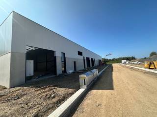 Nieuwbouw KMO-unit met een oppervlakte van 264  m² te koop. Uitstekend gelegen ten zuiden van Brussel/Halle en ten noorden van...