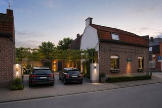 RICHTPRIJS, Voorstellen rond deze prijs worden voorgelegd aan de eigenaars die al dan niet kunnen ingaan op dit voorstel. <br /><br />Renovatiepand in hartje Beveren – sterke basis, volop mogelijkheden<br /><br />Dit renovatiepand is gelegen in het centrum van Beveren, op wandelafstand van winkels, scholen en openbaar vervoer. Het pand werd reeds grondig voorbereid voor verdere afwerking, waardoor u meteen kan starten met de finale renovatiefase.<br /><br />De woning werd volledig gestript en is reeds voorzien van:<br />- Gescheiden stelsel, vuilwater, regenwater <br />- Nieuwe leidingen en afvoeren<br />- de betonplaat<br />- basisvoorzieningen voor de elektriciteit <br />- chauffage leidingen<br /><br />Ook de bovenverdieping werd volledig gestript en uitgerust met:<br /><br />- Nieuwe vloer in OSB, klaar voor verdere afwerking<br />- Nieuwe leidingen, sanitair <br /><br />Dankzij deze reeds uitgevoerde werken beschikt het pand over een solide en toekomstgerichte basis, ideaal voor wie een woning volledig naar eigen smaak wil afwerken of voor investeerders die op zoek zijn naar een interessant renovatieproject.<br /><br />Een unieke kans om een pand in het centrum van Beveren om te vormen tot een hedendaagse woonst met alle moderne comfort.<br /><br />Alle facturen zijn beschikbaar. De eigendom wordt verkocht omwille van tijdsgebrek bij de bouwheer.<br />Uitgevoerde werken: ca. €70.000,00