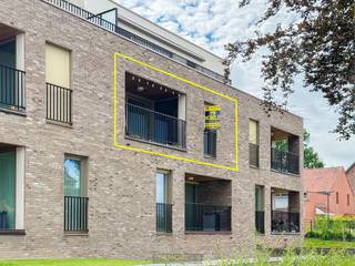 ASSISTENTIEFLAT vlakbij de kerk van Viane (Geraardsbergen). Deze KWALITATIEVE ASSISTENTIEFLAT vinden we op de 1ste verdieping van de recente residentie (2016), genietend van een VLOT BEREIKBARE LOCATIE OP KORTE AFSTAND van Geraardsbergen. Hier vind je zeker en vast de RUST die je zoekt! Het appartement geniet van een PERFECTE STAAT waardoor u onmiddellijk kan intrekken in uw nieuwe thuis. EXTRA FACILITEITEN van deze residentie zijn onder andere de GEMEENSCHAPPELIJKE ZAAL waar men samenkomt voor een babbeltje en een koffie, een aangenaam terras,... ZORGELOOS GENIETEN & ZELFSTANDIG WONEN met alle comfort of aankopen als INVESTERING? Dit is de ideale OPPORTUNITEIT!<br />De indeling van het appartement gaat als volgt: we betreden de flat en komen meteen terecht in de woonkamer met open keuken en aangenaam terras. Verder beschikt het appartement nog over 1 ruime slaapkamer, een berging en een praktische badkamer met gemakkelijk toegankelijke inloopdouche. Ook is er nog een privatieve, extra brede autostaanplaats en gemeenschappelijke berging voorzien in de kelder. <br /><br />Adres: Edingseweg 537 bus 11 te Viane (Geraardsbergen)<br /><br />EPB: 84kWh/m², G-score en P-score A, Geen renovatieverplichting, Bestuursmaatregelen in het maatregelenregister: Neen