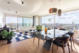 Prachtig hoekappartement op de 18de verdieping van de Antwerp Tower.<br />Wonen in het hoogste residentiële gebouw van de stad, op een toplocatie naast het Operahuis en op wandelafstand van het Centraal Station, de Meir, toprestaurants en tal van winkels.<br />Indrukwekkend uitzicht over de stad vanuit elke ruimte van het appartement.<br /><br />Mooie leefruimte met veel lichtinval door de uitzonderlijk grote raampartijen en de mooie eiken parketvloer.<br />Aansluitend een groot, zuidwestgericht zonneterras met adembenemend uitzicht.<br /><br />De keuken is volledig uitgerust met hypermoderne toestellen van V-ZUG, zoals een stoomoven, warmhoudlade, vacuümmachine en een Quooker-kraan.<br />Mooi afgewerkt keukeneiland met een Dekton werkblad.<br /><br />Vervolgens is er de masterslaapkamer met prachtig uitzicht en een aansluitende dressing, waarin een Samsung Airdresser aanwezig is.<br />Apart Japans toilet en een mooi afgewerkte badkamer met grote lavabo en inloopdouche.<br /><br />Door de indrukwekkende inkomhal van het gebouw en de aanwezigheid van een conciërge (24/7) krijg je het echte New York style-gevoel in Antwerpen.<br /><br />Het appartement is volledig tot in de puntjes afgewerkt en ingericht door de gerenommeerde HvH-architecten.<br /><br />Afzonderlijk aan te kopen:<br />– Ondergrondse autostaanplaats: €40.000<br />– Extra bergruimte op de verdieping: €10.000