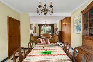 Op een rustige en gegeerde locatie in Mariakerke bevindt zich deze ruime gezinswoning met een bewoonbare oppervlakte van maar liefst 253 m² op een perceel van 661 m². Dankzij de royale ruimtes, de diepe zuidoostgerichte tuin en de uitstekende ligging vormt deze woning de ideale basis voor wie op zoek is naar een renovatieproject met bijzonder veel potentieel.<br /><br />Via de inkomhal komt u terecht in de eerste woonkamer, die aansluit op een tweede leefruimte of eetplaats. Aansluitend bevindt zich de keuken, met daarachter een ruime berging die heel wat praktische opbergruimte biedt. Vanuit de woning geniet u van een prachtig zicht op de ruime, rustig gelegen tuin met zuidoostoriëntatie, waar u de hele dag door van de zon kunt genieten. Verder beschikt de woning over een garage en een handige kelder.<br /><br />Op de eerste verdieping bevinden zich vier volwaardige slaapkamers en een badkamer. De tweede verdieping biedt nog twee extra slaapkamers en een zolderruimte, waardoor deze woning bijzonder geschikt is voor grote gezinnen, een vrij beroep, een hobbyruimte of een thuisbureau.<br /><br />De woning werd gebouwd in 1957 en beschikt over een EPC-label F (652 kWh/m² jaar). Dit biedt de nieuwe eigenaar de mogelijkheid om de woning volledig naar eigen smaak te renoveren en tegelijk te investeren in een energiezuinige toekomst.<br /><br />De woning is gelegen op een absolute toplocatie in Mariakerke, in een rustige woonomgeving op korte afstand van winkels, scholen, openbaar vervoer, het strand en de belangrijkste invalswegen. Hier geniet u van een aangename combinatie van rust, ruimte en een uitstekende bereikbaarheid.<br /><br />Met haar ruime volumes, sterke ligging en talrijke mogelijkheden is dit de ideale woning voor wie een karaktervolle gezinswoning volledig naar eigen smaak wil renoveren.<br /><br />Interesse in deze woning? Contacteer Justin Werniers voor een bezoek of een vrijblijvende schatting van uw eigen woning via 0474 05 59 25 of justin@immofrancois.be.<br /><br />