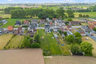 Deze grond is gelegen is het landelijke Dentergem en heeft een vol landelijk uitzicht.<br /><br />De bouwzone is bestemd voor een halfopen ééngezinswoning.<br />Het toegelaten bouwvolume is 2 bouwlagen met een hellend- of plat dak (cfr. de naastliggende buur).<br /><br />Het terrein heeft een bebouwbare zone/footprint van 131 m².<br /><br />Een bijgebouw van max. 40m² is toegelaten in de achtertuintuinstrook.<br /><br />Bij interesse, aarzel niet om contact op te nemen met Pieterjan op pw@entree.be en/of 0472 80 20 65