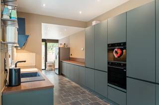 Sommige woningen hoef je niet opnieuw uit te vinden. Je moet ze vooral met respect voor hun karakter naar vandaag brengen. En dat is hier precies gebeurd.<br />Deze authentieke woning in het centrum van Kapellen werd volledig professioneel gerenoveerd en is helemaal instapklaar. <br />Originele elementen bleven behouden en werden gecombineerd met een hedendaagse afwerking, veel wooncomfort en een energiezuinig karakter.<br />Via de aparte inkomhal kom je binnen in de woonkamer. Verderop vind je de volledig vernieuwde maatwerkkeuken: modern, goed uitgerust en praktisch ingericht. Op het gelijkvloers is er ook een gastentoilet. Achteraan ligt de compacte tuin, voorzien van een nieuwe omheining. Onderhoudsvriendelijk, maar toch je eigen stukje buiten.<br />Op de tussenverdieping bevindt zich een doorloopkamer die vandaag als dressing is ingericht, samen met de ruime badkamer. Een verdieping hoger zijn er twee volwaardige slaapkamers. En we zijn er nog niet: ook op de tweede verdieping vind je nog eens twee ruime slaapkamers.<br />Vier slaapkamers dus. Ruimte voor een gezin, een thuiskantoor, hobbykamer of gewoon wat extra ademruimte.<br />En de ligging? Die maakt het plaatje compleet. Je woont centraal in Kapellen, met winkels, scholen, openbaar vervoer én de fietsostrade vlakbij. De auto wat vaker laten staan wordt hier plots heel eenvoudig.<br />Een woning met een verleden, maar helemaal klaar voor haar volgende hoofdstuk. <br />Instapklaar, energiezuinig en met de charme die je bij nieuwbouw nu eenmaal niet kan bijbouwen.<br /><br />Kopen aan 2% registratierechten nog mogelijk ! Beschikbaar 1/6/2027