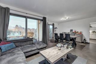 <p>Voor meer info of een bezoek, bel 053 59 49 32 - Dit <strong>appartement van ca. 100 m²</strong> is ruim ingedeeld en ligt op een goede, centrale locatie. Winkels, openbaar vervoer en andere voorzieningen bevinden zich in de nabije omgeving, wat het geheel extra praktisch maakt. Het appartement bevindt zich op<strong> de eerste verdieping</strong> van het gebouw. Bij het binnenkomen kom je in de inkomhal die toegang geeft tot de verschillende ruimtes. De leefruimte is lichtrijk en sluit aan op de uitgeruste keuken. Er zijn <strong>twee volwaardige slaapkamers, </strong>waardoor het appartement geschikt is voor een koppel, klein gezin of als investering. Verder is er een badkamer en voldoende opbergruimte. Buiten is er <strong>een gezellig terras</strong> aan de achterkant van het gebouw. <strong>In de vraagprijs is ook een garage inbegrepen, </strong>wat een mooie extra troef is. Het appartement is momenteel verhuurd en bewoonbaar na wettelijke opzegtermijnen. <strong>EPC-Label B</strong> - Geen lift - <strong>Elektriciteit Conform </strong>(Maatregelenregister in aanvraag)</p>