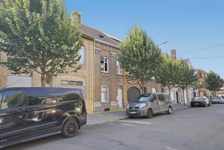 Ruime rijwoning met zongerichte tuin in Nieuwpoort-Stad<br /><br />Deze verrassend ruime rijwoning beschikt over een bewoonbare oppervlakte van 161 m² en is gelegen op een perceel van 177 m² in Nieuwpoort-Stad.<br /><br />De woning omvat op het gelijkvloers een inkomhal, ruime leefruimte, keuken, wasruimte, berging, kelder en apart toilet. Aansluitend bevindt zich de gezellige tuin met tuinberging / opslagplaats.<br /><br />De eerste verdieping is ingedeeld met een ruime slaapkamer en een grote badkamer voorzien van een ligbad, lavabomeubel en toilet. De tweede verdieping omvat een tweede volwaardige slaapkamer en een ruime onafgewerkte zolder, die mogelijkheden biedt voor de inrichting van een derde slaapkamer met mezzanine of zolderberging.<br /><br />Deze woning onderscheidt zich door haar ruime indeling, de aangename zongerichte tuin en het mooie potentieel om ze volledig naar eigen smaak in te richten. De woning wordt verwarmd via een centraal verwarmingssysteem en beschikt over een EPC-label D, waardoor er geen renovatieverplichting van toepassing is.