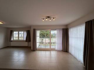 Ontdek dit stijlvolle en instapklare appartement in de recente residentie Prinsenhof, gelegen op een toplocatie nabij het centrum van Waregem, winkels, scholen en belangrijke invalswegen.<br /><br />Het appartement beschikt over een doordachte indeling met oog voor comfort en kwaliteit:<br /><br />✨ Lichtrijke leefruimte met mooi uitzicht en ruimte voor eet- en zithoek<br />🍽️ Volledig ingerichte open keuken met aanpalende praktische berging<br />🚿 Moderne badkamer met inloopdouche<br />🚪 Twee volwaardige slaapkamers<br />🚻 Apart toilet<br />🧱 Ondergrondse privatieve berging<br /><br /><br />Dankzij het EPC-label A geniet u van lage energiekosten en hedendaags wooncomfort. Dit appartement is ideaal voor wie zoekt naar kwaliteit, ligging en duurzaamheid.<br />💶 Prijs appartement: € 850 + €50 syndic<br />📍 Adres: Warandestraat 49 bus 12, Waregem<br />⚡ EPC: A<br /><br /><br />📞 Contacteer ons vandaag nog voor een bezoek – dit appartement is een echte aanrader!<br />056 61 11 11 <br />waregem@demeester.be