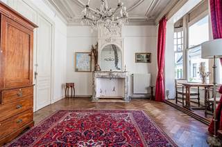 <h3><span>Polished by Time.</span></h3><p><br /> </p><p><span><strong>Locatie</strong></span><br /><br /><span>Zurenborg. Waar de straat nog een sociaal netwerk is. </span><br /><span>Sommige buurten hebben een postcode. Andere hebben een persoonlijkheid. </span><br /><span>De Arendstraat behoort zonder twijfel tot die tweede categorie. </span><br /><span>Ze ligt midden in Zurenborg, tussen de Grotehondstraat en de Dageraadplaats, in een wijk die nooit helemaal doorsnee Antwerpen is geworden. </span><br /><span>En gelukkig maar…</span><br /><span>Het is een plek voor wie graag in een stad woont, maar ook graag een buurt beleeft.</span><br />Hier investeer je in een woning én in vastgoed met een uitgesproken architecturale identiteit. Na renovatie kan dit een uitzonderlijk appartement worden onvergelijkbaar met het doorsnee aanbod.<br /><br /> </p><p><span><strong>Omschrijving</strong></span></p><p><br />Dit ruim karakterappartement op de eerste verdieping vormt het decor voor een renovatieproject met bijzonder veel potentieel.</p><p>De absolute blikvanger is de royale woonkamer aan de straatzijde. De hoge plafonds, sierlijke schouw en vooral de prachtige erker geven deze ruimte een bijna theatrale uitstraling. <br />Het daglicht valt royaal binnen en biedt vanuit de erker een mooie blik op de karaktervolle gevelrijen en het plein van Zurenborg. Het originele parket is vandaag wat dof ; eenmaal geschuurd en geboend kan het opnieuw een van de sterkste elementen van het interieur worden.</p><p>Aansluitend bevindt zich de eetkamer, eveneens met parket en mooie proporties. <br />Bijzonder is het centrale terras, als een kleine buitenkamer midden in het appartement. Zowel de eetkamer als de keuken kijken er via grote raamopeningen op uit. Met een doordachte renovatie kan hier een verrassend aangename, groene patio ontstaan: een plek voor koffie in de ochtend, planten, kruiden of een glas wijn aan het einde van de dag.</p><p>Verder zijn er een ruime slaapkamer<strong>,</strong> keuken en badkamer. Deze laatste vragen modernisering, maar precies daarin ligt de kans om hedendaags comfort toe te voegen zonder de ziel van het appartement uit te wissen. Een extra troef is de multifunctionele ruimte. Vandaag onderdeel van de circulatie, morgen misschien een royale inkomhal, thuiswerkplek, bibliotheek of – mits een aangepaste inrichting – een bijkomende slaapruimte. De vierkante meters zijn er; de nieuwe eigenaar bepaalt wat ermee gebeurt. Dit appartement is niet instapklaar – en dat is precies zijn aantrekkingskracht. Je krijgt alle ruimte om er iets heel bijzonders van te maken. </p><p><br /> </p><p><span><strong>Troeven</strong></span><br /><br />- de locatie an sich<br />- de authentieke elementen <br />- de buitenkamer<br />- het karakter van het geheel<br />- lage gemeenschappelijke kosten</p><p><br /> </p>