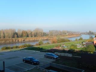 Centraal gelegen en instapklaar duplex-appartement te Schoonaarde met mooi zicht op de meanderende Schelde. Het appartement omvat:...