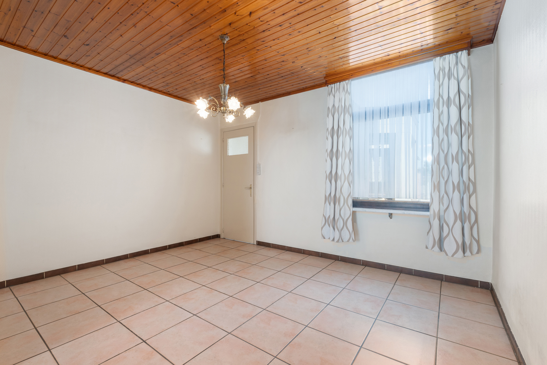 Half vrijstaande woning met fietspoortje en tuin - foto 4