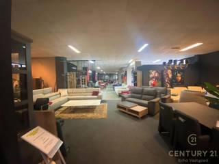 <p><strong></strong></p>
<p>UITSTEKEND GELEGEN HANDELSPAND (vanaf 600M²) TE OUD-TURNHOUT<br /><br />Uitstekend gelegen handelspand met een met een minimum opp. van 600m² met mogelijkheid tot uitbreiden tot 2.500m² in Oud-Turnhout.<br />Open en lichte ruimte op gelijkvloerse verdieping, zeer geschikt voor diverse handels- en winkeldoeleinden. Etalage rondom, 3 toegangen.<br />Thans ingericht als toonzaal meubelzaak. Een bezichtiging waard om de talloze mogelijkheden te bevatten.<br /><br />Grote parkeergelegenheid beschikbaar met voldoende ontsluiting.</p>