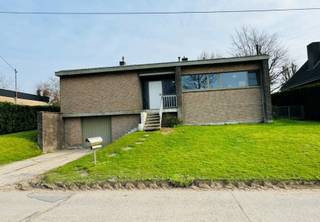 Deze landelijk en mooi gelegen open bebouwing met een grote tuin beschikt op het gelijkvloers over een inkomhal met een toilet, een zeer lichtrijke...