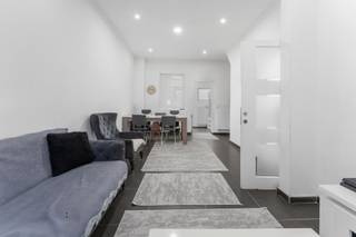 À VENDRE À GAND !<br /><br />Cette maison rénovée en 2022 est située dans le centre de Gand, à proximité des transports en commun, de plusieurs écoles et de tous les commerces nécessaires. En bref : un emplacement idéal pour ceux qui aiment avoir tout à proximité.<br /><br />Le hall d'entrée donne accès au salon, qui est divisé en un salon et une salle à manger. Nous arrivons ensuite dans la cuisine rénovée avec vue sur le salon et la cour. Au rez-de-chaussée, nous trouvons également des toilettes et une buanderie. L'entrée de la cave se trouve également ici. Au 1er étage, il y a 2 chambres spacieuses. Au 2e étage, il y a une 3e chambre spacieuse et une grande salle de bains avec toilettes et douche à l'italienne.<br /><br />Atouts supplémentaires de la maison :<br />- Rénovée en 2022<br />- À quelques pas des rues commerçantes<br />- Entièrement isolée<br />- Toiture isolée<br />- Nouvelle cuisine installée<br />- Chaudière à condensation renouvelée en 2022<br />- Cave sèche<br /><br />Ne tardez pas et contactez Ilhan au +32 489 272 072 pour une visite.