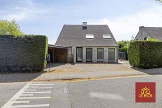 Instapklare uitstekend onderhouden villa, met duurzame materialen afgewerkt, landelijk gelegen, met aangenaam terras en tuin. Achteraan de...