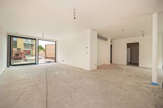 <p>Residentie Souvereyn bestaat uit 27 appartementen met 1, 2 of 3 slaapkamers en oppervlaktes tussen 64 en 136 m². Met een ruim terras of privétuin, verfijnde architectuur, ondergrondse staanplaatsen en duurzame energiebronnen zet het project energiezuinigheid, kwaliteit en wooncomfort voorop. <br /><br />Appartement A0.1 bevindt zich op het gelijkvloers en heeft een oppervlakte van 128m². Het beschikt over een open ingerichte keuken, 3 slaapkamers en een ruime tuin (51m²) met terras van 16m².</p>