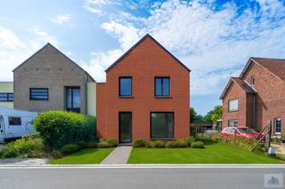 In de Kapelstraat te Dilsen-Stokkem vinden we deze goed gelegen bouwgrond.<br />Het perceel heeft een oppervlakte van 615m² en is bestemd voor een 3-gevel woning.<br />Het betreft een perceel met uitzicht op de velden.<br />Het profiel van de wachtgevel van de aanpalende woning dient gevolgd te worden. Deze wachtgevel is plat afgewerkt. Er kan hierop op 2 manieren worden aangesloten: ofwel met een plat dak, ofwel met een hellend dak met een nok loodrecht op de straat en terugspringend ten opzichte van de perceelsgrens.<br />De max bouwdiepte op het gelijkvloers is 17m, op de verdieping 12m.<br />Er dient een bouwvrije strook van 3m behouden te worden aan de rechterzijde van het perceel.<br />Recentelijk werd de straat vernieuwd alsook de riolering. Betreft gescheiden riolering.<br />Bouwgrond is vrij van pacht!<br />HALF OPEN BEBOUWING<br />Wij kunnen geen garantie geven over de juistheid van de gegevens en afmetingen.