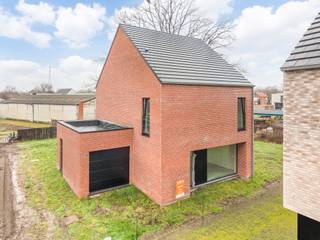 Matexi bouwt aan de gloednieuwe woonbuurt 'Scharent' met 14 open nieuwbouwwoningen langsheen een buurttuin. Elke woning beschikt over 3 slaapkamers en een eigen tuin. Zo heb jij alle (groene) ruimte om te genieten van het leven. <br />De ruime woningen beschikken over voldoende opbergruimtes om gerief in kwijt te geraken. Daarnaast wordt er ruimte voor een bureau voorzien. Ideaal voor wie af en toe eens telewerkt!<br />Nood aan een extra atelierruimte, slaapkamer of iets anders? In de optioneel inrichtbare zolder worden je dromen werkelijkheid. Interesse? Neem snel contact op voor alle gedetailleerde info.