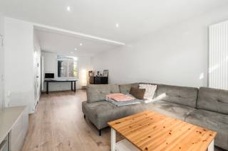e koop: volledig instapklare woning in de Steenbakkersstraat, centraal gelegen in Oostende, nabij scholen, openbaar vervoer en het park.

<p> </p>

<p>Deze leuke gezinswoning biedt een comfortabele indeling en een praktische ligging. Dankzij de centrale locatie geniet u van vlotte verbindingen naar invalswegen en het ziekenhuis, terwijl de residentiële omgeving zorgt voor rust. Met vier slaapkamers en een gezellige leefruimte is dit de ideale thuis voor een gezin dat meteen wil intrekken zonder renovatie.</p>

<p> </p>

<p>Belangrijkste ruimtes:<br />• Inkomhal met toegang tot de leefruimte<br />• Gezellige living met natuurlijke lichtinval<br />• Functionele keuken<br />• Terras ideaal voor buitenmomenten<br />• 4 slaapkamers, geschikt voor gezin of thuiswerk<br />• Badkamer met inloopdouche, toilet en dubbele wastafel<br />• Kelder voor extra opslagruimte</p>

<p> </p>

<p>Troeven:<br />• Volledig instapklaar<br />• Leuke gezinswoning<br />• Centraal gelegen nabij voorzieningen</p>

<p> </p>

<p>Neem vandaag nog contact op met uw ERA-makelaar voor een bezoek.</p>

<p> </p>

<p>JOUW DROOMHUIS. ZO GEVONDEN!</p>