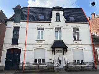 KARAKTERVOLLE WONING IN DE DORPSKERN VAN IDEGEMRichtprijs : 299.000 euro Deze karaktervolle, zeer ruime woning in de dorpskern van Idegem, omvat op...