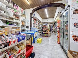 Dit opbrengsteigendom met handelsgelijkvloers en 3 appartementen te koop in het noorden van Antwerpen is gelegen aan de bruisende Dambruggestraat.In de nabije omgeving bevinden zich het Centraal Station en andere belangrijke invalswegen waardoor de bereikbaarheid gegarandeerd is. Indeling:Gelijkvloers: handelsruimte 71m²- winkel- terras van 15m²Eerste verdieping: appartement van 66m²- leefruimte- keuken- slaapkamer- badkamer met douche en toiletTweede verdieping: appartement van 66 m²- leefruimte- keuken- slaapkamer- badkamer met douche en toiletDerde verdieping: appartement van 51 m²- leefruimte met open keuken- 2 slaapkamers- badkamer met douche en toiletBijzonderheden:- rendement van 6,5%- individuele meters voor gas, water en elektriciteit- Positief advies voor vermoeden van vergunningEPC waarden:- handelsruimte: F-label- eerste verdieping: 327 kWh/m²- tweede verdieping: 365 kWh/m²- derde verdieping: 597 kWh/m²Het gebouw wordt te koop aangeboden voor een vraagprijs van 475.000 Euro.Bent u geïnteresseerd in een appartement of woning te koop in Antwerpen? Aarzel dan niet om ons te contacteren. Bestuursmaatregelen in het maatregelenregister: nee