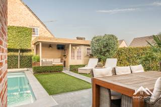 Deze prachtige woning in landelijke stijl is zeer rustig gelegen in een mooie woonwijk (doodlopende straat) op de rand van Lokeren, en vlot bereikbaar. Via een mooie inkomhal (met gastentoilet) kom je tot in de heel aangename leefruimte, waar de vele raampartijen zorgen voor een mooie lichtinval. De halfopen keuken is voorzien van alle moderne kookcomfort van hoogwaardige kwaliteit, en vanuit beide plekken heb je een heel sterk contact met de tuin en het terras. Hier niet genieten van het buitenleven is bijna onmogelijk : je beschikt naast een ruim terras ook over een gezellige lounge én een zwembad ! De volledig afgesloten tuin kan bovendien via de zijkant van de woning bereikt worden. Net naast de keuken is er voorzien in een handige wasplaats/berging, en zo kom je tenslotte tot in de inpandige garage. Op de eerste verdieping vinden we drie mooie slaapkamers en een heel stijlvolle badkamer met ligbad en riante inloopdouche. De zolderverdieping huisvest een vierde heel grote slaapkamer en een extra bergruimte. Je voorziet in je eigen energie met de 26 zonnepanelen.Inschrijven via mail naar stefan@immo-home.be, geen telefonische inschrijvingen! Volg ons op Fb en Insta. Voor meer info: www.immo-home.be. GRATIS SCHATTING & GRATIS FINANCIEEL ADVIES