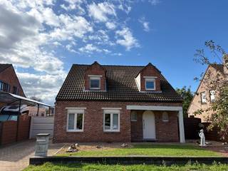 <p>Deze ruime en goed onderhouden gezinswoning bevindt zich op een topligging in Beerse. Dichtbij het centrum, scholen, verbindingswegen en toegang tot de autosnelweg. Doch gelegen in rustige, gezellige wijk.</p><p>De woning staat op een perceel van 555 vierkante meter met 170 vierkante meter bewoonbare oppervlakte.</p><p>Op de benedenverdieping vinden we een living, keuken (geïnstalleerde vaatwasser, combi-oven en ijskast), berging, badkamer (wastafel, toilet, inloopdouche), veranda en ruime traphal met ingemaakte kasten.</p><p>Op de bovenverdieping bevinden zich drie ruime slaapkamers en toilet.</p><p>De woning heeft bovendien een ruime zolder en kelder (deels kruipkelder, deels droge kelder).</p><p>Buiten is er een gezellige tuin die volledig omheind is met een elektrische toegangspoort. Er bevindt zich een garage met extra zolder, fietsenstalling en carport. De garage beschikt bovendien over een laadpaal voor elektrische wagens (2025). Tevens is er een tuinhuis aanwezig. Er bevindt zich ook een grondwaterput en een regenwaterput.</p><p>De woning is doorheen de jaren regelmatig gerenoveerd en gemoderniseerd met grote renovaties in 2011 en 2017. De ramen en deuren zijn in pvc met dubbel glas en automatische rolluiken (2017). De veranda heeft vierseizoensglas met zonwerend effect. Daarnaast werden 32 zonnepanelen (7520kWp, 2011 met nog mogelijkheid tot certificaten tot 2031) en een thuisbatterij geïnstalleerd (11,6KW, 2022). Dankzij het goede onderhoud en renovatie beschikt de woning dan ook over een zeer goed EPC-peil.</p><p>Voor bezichtiging graag telefonisch een afspraak te maken (indien niet bereikbaar, laat een bericht na, ik bel u zsm terug).</p>