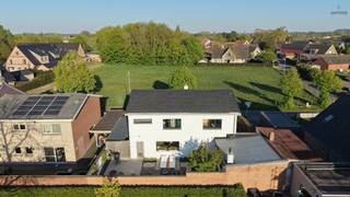 <p>Ontdek deze strakke en hedendaagse woning op een topligging, vlak bij het prachtige natuurdomein De Hoge Dijken. Hier woon je in alle rust, terwijl je toch geniet van een vlotte verbinding tussen Brugge en de kust.<br /><br />Bij het binnenkomen word je verwelkomd in een inkomhal met trap. De volledig ingerichte keuken biedt een mooi zicht op het terras en sluit naadloos aan op een ruime bergruimte (wasruimte) met gastentoilet, die ook toegankelijk is via de voorzijde van de woning. Daarnaast is er ook nog opslag voorzien voor vuilnis, extra ruimte om fietsen e.d. te plaatsen.<br />De lichtrijke leefruimte met grote raampartijen straalt openheid en rust uit, en wordt extra gezellig dankzij de aanwezige houthaard.<br /><br />Op de verdieping vind je een ruime nachthal, drie volwaardige slaapkamers met veel lichtinval en een extra kamer die perfect dienst kan doen als bureau of hobbyruimte. De moderne badkamer is uitgerust met een inloopdouche, ligbad, stijlvol meubel en toilet.<br /><br />Achteraan geniet je van een charmant en onderhoudsvriendelijk terras, ideaal om te ontspannen in de middag- en avondzon. Aansluitend bevindt zich een ruime garage, bereikbaar via de zijkant van de woning.<br /><br />Kortom, een instapklare woning die rust, comfort en moderne architectuur perfect combineert.<br /><br />📞 Interesse? Neem snel contact op voor een bezoek via 0477 03 03 03 — en laat je ter plaatse overtuigen!</p>
