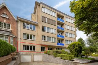 Immo Pické biedt U dit zeer goed gelegen gelijkvloersappartement aan in Anderlecht, in de onmiddellijke nabijheid van winkels, scholen, openbaar vervoer, belangrijke verbindingswegen en de Ring rond Brussel. Recht tegenover het appartement bevindt zich bovendien het Astridpark, een ideale locatie om te wandelen en te genieten van een groene omgeving. Het appartement omvat een inkomhal, een lichtrijke woonkamer, een keuken, een berging, een afzonderlijk toilet, een nachthal, een badkamer en twee ruime slaapkamers (19m² en 15m²). Daarnaast beschikt het appartement over een privatieve kelder, ideaal als extra bergruimte. De maandelijkse gemeenschappelijke lasten bedragen ongeveer € 230 per maand, inclusief een voorschot op het verbruik van de verwarming. In het gebouw werden reeds verschillende werken uitgevoerd, waaronder de vernieuwing van de telecominstallatie, de lift in 2023 en het dak in 2026. Wenst u meer informatie of een bezoek ter plaatse? Aarzel dan niet om contact op te nemen met ons kantoor.