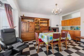 Appartement meublé avec 2 chambres à coucher avec balcon, se trouve à 2 pas de la plage (côté soleil) avec une vue sur mer du living.<br />Division : living spacieux, cuisine fermée et installée avec un passe-plat, salle de bain avec baignoire , 2 chambres à coucher et toilettes séparées.<br />Cave privative comprise dans le prix. <br />Local à vélos commun
