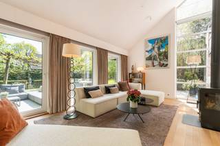Cette impressionnante villa d'une surface habitable d'environ 370 m² offre une expérience de vie exceptionnelle dans un endroit recherché à...