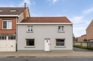 Ruime gezinswoning met tal van mogelijkheden op toplocatie in Bottelare
Ben je op zoek naar een ruime woning met een uitstekende ligging én volop potentieel? Dan is deze halfopen bebouwing in het hart van Bottelare zeker een bezoek waard. Hier woon je in alle rust, terwijl winkels, scholen, openbaar vervoer en andere dagelijkse voorzieningen zich op wandelafstand bevinden.
Bij het betreden van de woning kom je terecht in de gezellige leefruimte, die naadloos aansluit op de ruime leefkeuken. Vanuit de keuken heb je directe toegang tot het terras, waardoor binnen- en buitenleven mooi in elkaar overvloeien. Verder beschikt het gelijkvloers over een praktische bijkeuken/wasruimte en een badkamer.
Op de eerste verdieping bevinden zich maar liefst vier volwaardige slaapkamers, ideaal voor grote gezinnen of wie nood heeft aan een thuisbureau, hobbyruimte of logeerkamer. Daarnaast zijn er nog een kelder en een zolder aanwezig, die extra opslagmogelijkheden bieden.
Buiten wordt de ruimte pas echt duidelijk. De ruime oprit loopt door tot achteraan het perceel en biedt toegang tot twee garages en verschillende tuinbergingen. Hierdoor is deze eigendom uitermate geschikt voor zelfstandigen, hobbyisten of verzamelaars. 
Deze woning biedt een stevige basis en tal van mogelijkheden om ze verder naar eigen smaak te moderniseren. Een ideale opportuniteit voor wie op zoek is naar een ruime gezinswoning met karakter, veel potentieel en een uitstekende ligging.
Troeven:
•	Centrale ligging in het hart van Bottelare 
•	Halfopen bebouwing met veel ruimte 
•	4 volwaardige slaapkamers 
•	Ruime oprit met garages en meerdere tuinbergingen 
•	Ideaal renovatie- en opfrissingsproject met enorm potentieel 

Een woning met ruimte, mogelijkheden en een topligging – de ideale basis om jouw droomwoning te realiseren.




Exclusief te koop aangeboden via de Oximo online verkoopsprocedure. Voor registratie en aanvaarding van de verkoopsvoorwaarden zie www.oximo.be.