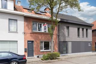 Gerenoveerde, instapklare woning met handige doorgang achteraanDeze perfect onderhouden woning werd in 2024 grondig gerenoveerd en combineert...