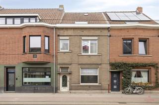 Cette imposante maison mitoyenne située au cœur de Zwijnaarde est prête à écrire un nouveau chapitre.La propriété a toujours été méticuleusement...