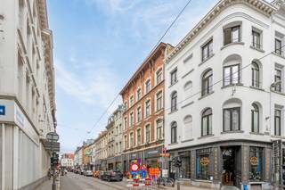<strong>Ruim appartement in het centrum van Antwerpen vlakbij de Meir</strong><br /><br /><strong>Indeling:</strong><br /><span>Via de inkomhal heeft men toegang tot de </span><strong>grote leefruimte</strong><span> met zeer veel lichtinval. De leefruimte geeft toegang tot de </span><strong>gezellige keuken</strong><span>, uitgerust met een inductie kookvuur, oven, microgolfoven, vaatwasser, koelkast en voldoende opbergkasten. De nachthal zorgt voor een verbinding tussen de andere ruimtes: de eerste slaapkamer aan de voorzijde van het gebouw, hiernaast een berging met aansluiting voor was- en droogmachine, een apart gastentoilet. Achteraan het appartement bevinden zich de </span><strong>grote slaapkamer</strong><span> en de badkamer voorzien van een ligbad en wastafel met spiegelkast.</span><br /><br /><strong>Bijzonderheden:</strong><b> <br /></b><strong>Zeer gunstig EPC</strong><span>: 143 kWh/(m² jaar)</span><br /><span>Maandelijkse kosten: €90,- [Voorschot waterverbruik; Beheer; verbruik/onderhoud algemene delen (incl. lift);].</span><br /><br /><strong>Ligging:</strong><br /><span>Middenin de stad, op een steenworp van de </span><strong>Groenplaats<span> </span></strong><span>en</span><strong> </strong><span>de </span><b>Meir</b><strong>, </strong><span>alsook talrijke horecazaken, winkels, openbaar vervoer en vélostations.</span>