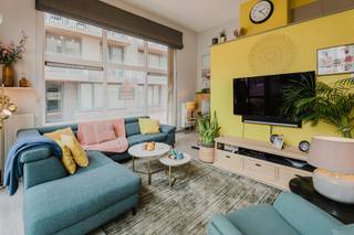 Dit verzorgd gelijkvloers appartement geniet van een <strong>uitzonderlijk</strong> <strong>gunstige</strong> <strong>ligging</strong> aan het <strong>Casinoplein</strong>, op een <strong>toplocatie</strong> waar zowel het <strong>strand</strong> als het <strong>openbaar</strong> <strong>vervoer</strong> zich op <strong>wandelafstand</strong> bevinden. Dankzij deze centrale ligging profiteert u van een uitstekende bereikbaarheid en bevindt u zich vlak bij tal van winkels, horecazaken en andere voorzieningen.<br /><br />Bij het betreden van het appartement wordt u verwelkomd in een <strong>aangename</strong> en <strong>lichtrijke</strong> <strong>eetruimte</strong>, die zich aan de rechterzijde bevindt en naadloos aansluit op de open, <strong>volledig</strong> <strong>uitgeruste</strong> <strong>keuken</strong>. Aansluitend bevindt zich een <strong>praktische</strong> <strong>berging</strong>, uitgerust met de nodige <strong>aansluitingen</strong> voor het plaatsen van <strong>twee</strong> <strong>wasmachines</strong> en <strong>twee</strong> <strong>droogkasten </strong>en<strong> </strong>een<strong> waterverzachter,</strong> wat bijzonder handig is voor grotere gezinnen of intensief gebruik.<br />Via enkele treden bereikt u de <strong>gezellige</strong> <strong>zithoek</strong>, die een <strong>warme</strong> en <strong>uitnodigende</strong> <strong>sfeer</strong> uitstraalt. Vanuit deze leefruimte heeft u rechtstreeks toegang tot het <strong>aangename</strong> <strong>terras</strong>, waar u in alle rust kunt genieten van het buitenleven.<br />Verder beschikt het appartement over <strong>twee</strong> <strong>slaapkamers</strong> en een stijlvolle <strong>badkamer</strong>, ingericht met een <strong>ruime</strong> <strong>inloopdouche</strong> en hedendaags comfort.<br /><br />Het appartement is gelegen op het <strong>gelijkvloers</strong> van een <strong>rustige</strong> <strong>residentie</strong> en beschikt bovendien over een <strong>gemeenschappelijke</strong> <strong>fietsenberging</strong>, wat een extra praktisch voordeel biedt.<br /><br />Ook op technisch vlak scoort deze eigendom uitstekend. Zo is er reeds een <strong>conforme</strong> <strong>elektrische</strong> <strong>keuring</strong> aanwezig en beschikt het appartement over een <strong>gunstig</strong> <strong>EPC</strong>. De <strong>verwarming</strong> gebeurt via een <strong>individuele</strong> <strong>gasinstallatie</strong> en alle nutsvoorzieningen zijn voorzien van <strong>afzonderlijke</strong> <strong>tellers</strong>.<br /><br />Dankzij de uitstekende ligging, de praktische indeling en de <strong>gunstige</strong> <strong>technische</strong> <strong>eigenschappen</strong> biedt dit appartement <strong>tal</strong> <strong>van</strong> <strong>mogelijkheden</strong>. Het is dan ook uitermate geschikt als vaste woonplaats, comfortabel tweede verblijf aan de kust of als interessante investering met een aantrekkelijk verhuurpotentieel.
