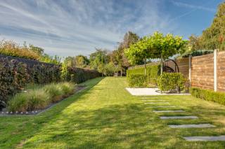 <span>Licht, ruimte en een zonnige zuidwestgerichte tuin typeren deze </span><strong>instapklare woning</strong><span> in Affligem. De eigentijdse afwerking met vele extra’s en warme accenten zorgt voor een gezellige sfeer en maakt dit een plek waar het aangenaam thuiskomen is. De ruime inkomhal geeft toegang tot de leefruimte, waar vooraan een bureauruimte werd geïntegreerd. Daarnaast zorgen ingemaakte kasten voor extra opbergruimte. De </span><strong>lichtrijke woonkamer</strong><span> geniet dankzij de grote raampartijen van veel natuurlijk licht en een mooi zicht op de tuin. De </span><strong>volledig geïnstalleerde keuken</strong><span> is praktisch ingericht en aansluitend is er nog een aparte berging. Verder is er op het gelijkvloers nog een gastentoilet. De <strong>zuidwestgerichte tuin</strong> met groot terras beschikt over een tuinhuis en is ook via de zij-ingang bereikbaar, ideaal voor fietsen en bovendien handig om indien gewenst een wagen te parkeren.</span><span> De poort in padouk zorgt voor een mooie afwerking. Vooraan en langs de zijkant is er op de oprit plaats voor drie wagens. Op de eerste verdieping bevinden zich </span><strong>twee ruime slaapkamers</strong><span> en de </span><strong>badkamer</strong><span> met douche en toilet. Via een vaste trap bereik je de bovenste verdieping, waar een </span><strong>derde slaapkamer</strong><span> werd ingericht. Aan het raam in de nachthal werd bovendien nog een extra bureautje voorzien.</span><br /><span>De woning werd doorheen de jaren volledig aangepakt en biedt vandaag hedendaags comfort. De elektrische installatie is conform, de verwarming gebeurt via een gascondensatieketel en de woning beschikt over rolluiken: elektrisch bediend op het gelijkvloers en manueel op de verdieping. Ook energetisch scoort de woning uitstekend met </span><strong>EPC-label B</strong><span>.</span><br /><span>Een instapklare woning met drie slaapkamers, extra werkruimte, veel bergruimte en een zonnige tuin, gunstig gelegen in Affligem met een snelle aansluiting op de E40 richting Brussel en Gent. Ook winkels en scholen bevinden zich in de nabije omgeving. Wordt deze woning jouw nieuwe thuis? Neem dan zeker contact met ons op voor meer informatie of een bezoek ter plaatse.</span>
