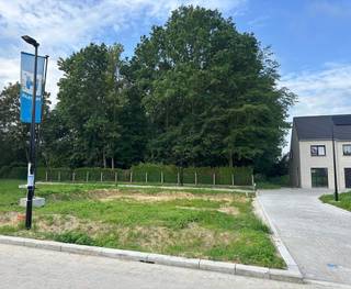 Deze bouwgronden voor open bebouwing worden aangeboden met bouwverplichting via Hectaar. Samen bouwen we jouw nieuwe, energiezuinige woning op maat, tegen een vaste prijs.<br />Onze architect werkt een ontwerp op maat uit, terwijl wij de praktische en technische begeleiding voor onze rekening nemen. Jij kiest vervolgens de inrichting en afwerking volledig naar eigen smaak via onze partnerleveranciers.<br /><br />Dankzij de gunstige ligging vlakbij de E403 en E40 geniet je van een uitstekende verbinding naar Brugge, Gent en de kust, terwijl je dagelijks thuiskomt in een groene en rustige omgeving.<br /><br /><strong>Beschikbare percelen: </strong>
<ul>
<li>Lot 08: 308 m² - bouwkader 10m x 10m </li>
<li>Lot 11: 353 m² - bouwkader 10m x 9m</li>
</ul>
Grijp deze unieke kans en creëer een thuis op maat in een prachtige omgeving.<br />Contacteer ons vandaag nog voor meer informatie of een vrijblijvende afspraak.