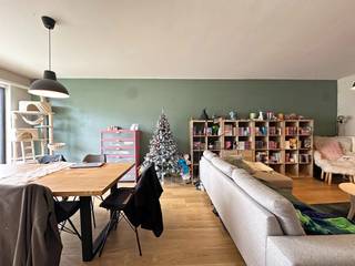 Op een gunstig gelegen locatie in de buurt van openbaar vervoer en centrum van Lier bevindt zich dit appartement.<br /><br />De inkomhal geeft toegang tot de ruime lichtrijke leefruimte. Naast de leefruimte bevindt zich de keuken welke landelijk oogt en uitgerust is met de nodige toestellen.<br />De berging zorgt voor extra opslagruimte en is voorzien van aansluiting voor wasmachine.<br /><br />Verder bevinden er zich twee slaapkamers waarvan 1 slaapkamer toegang geeft tot het terras (14m²) en een badkamer. De badkamer is uitgerust met een ligbad en een enkele lavabo in een ruim badkamermeubel.<br />Het toilet is apart.<br /><br />Pluspunten:<br />+ Gunstige ligging<br />+ 2 terrassen<br /><br />Heeft u interesse om dit appartement te huren? Stel uzelf snel kandidaat via onze website www.vbvastgoed.be met de groene knop "Ik ben kandidaat".