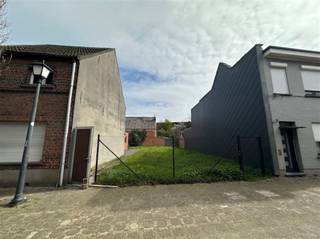 Rustig gelegen bouwgrond van ca 200m², gelegen in autoluwe straat, midden in het centrum van Schelle. De ideale locatie om uw droomwoning te realiseren. Een bouwgrond met straatbreedte van 7,65m voor een gesloten bebouwing met volgende bouwvoorschriften 17 m diep op het gelijkvloers, 13 m op de 1ste verdieping en 9 meter onder het zadeldak. Kom niet TE LAET en maak snel uw afspraak op www.immodelaet.be of op 036440088