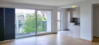 <p>Dit ruime appartement in Sint-Lambrechts-Woluwe met twee slaapkamers biedt een aangename combinatie van comfort, functionaliteit en ruimte. De woning is ideaal voor wie op zoek is naar een praktisch ingedeeld appartement met een open leefruimte en een mooie buitenruimte.<br /></p><p>Bij het binnenkomen ervaar je meteen de aangename sfeer van de ruime living. De grote leefruimte biedt voldoende plaats voor een gezellige zithoek en een comfortabele eethoek. De open keuken sluit mooi aan bij de leefruimte en zorgt voor een moderne en uitnodigende woonomgeving. Via het schuifraam in de living bereik je het ruime terras, een fijne plek om te ontspannen en te genieten van extra buitenruimte.<br /></p><p>Het appartement beschikt over twee slaapkamers. De ene slaapkamer heeft rechtstreeks toegang tot een douchekamer, terwijl de andere slaapkamer aansluit op een volledige badkamer. Deze praktische indeling zorgt voor extra comfort en privacy. Daarnaast zijn er een apart toilet, een handige bergruimte en een kelder aanwezig, ideaal voor extra opslagmogelijkheden.</p><p></p><p>Een bijkomende troef is de autostaanplaats in de gemeenschappelijke parking, waardoor parkeren eenvoudig en comfortabel verloopt. De combinatie van een ruime living, open keuken, twee slaapkamers, meerdere sanitaire voorzieningen, terras, kelder en parking maakt dit appartement geschikt voor wie comfortabel wil wonen.</p><p></p><p>Dankzij de aangename woonindeling en de extra voorzieningen biedt dit appartement een fijne thuis voor verschillende woonprofielen. Neem contact op en ontdek zelf de troeven van deze praktische en comfortabele woning.</p>