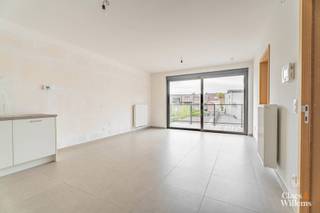 Dit recente appartement combineert comfort met een laag energieverbruik. De lichtrijke slaapkamer van 12,5 m² biedt voldoende ruimte en rust.
De open keuken sluit mooi aan op de gezellige leefruimte, met een groot schuifraam dat toegang geeft tot een privéterras – ideaal voor een koffiepauze in de zon.
De aparte badkamer beschikt over een douche. Extra praktisch zijn de inbouwkasten in de inkomhal, perfect voor jassen en opbergruimte.
Een ideaal appartement voor wie rustig en energiezuinig wil wonen.