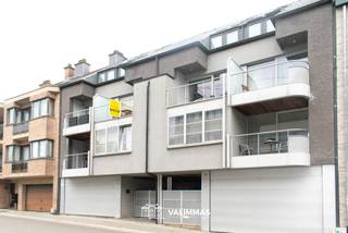 VALIMMAS verkoopt in het centrum van Asse dit welgelegen en energiezuinige duplex-appartement met mezzanine, terras, kelderberging en dubbele...