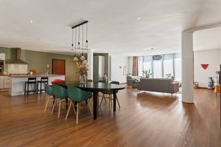 In de Van der Delfstraat 39, op de eerste verdieping van een kleinschalig gebouw met lift, bevindt zich deze zeer ruime loft met een...