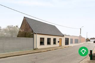 In Mokker, een rustige deelgemeente van Koekelare, bevindt zich deze volledig gerenoveerde en energiezuinige woning met een doordachte indeling...