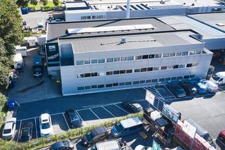 Op een TOPLOCATIE in het centrum van Ninove kan u dit multifunctioneel kantoorgebouw met loods terugvinden. Industrieel gebouwd in 2008 en uitgerust met alle moderne technieken beschikt dit complex over meer dan 1611 vierkante meter bruikbare oppervlakte, verdeeld in 3 niveau's met ingerichte burelen toegankelijk met trap of lift, en een magazijn van 720m2 met een plafondhoogte van meer dan 9 meter uitgerust met 2 sectionaalpoorten met een doorrijhoogte van 4 meter. Het privé terrein meet 26are 59 centiare en heeft 29 uitgelijnd en geasfalteerde privé parkeerplaatsen en is toegankelijk via 2 afzonderlijke poorten. Voor meer inlichtingen of een bezoek ter plaatse kan u terecht op 02/569 99 99.