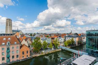 Welkom in deze penthouse op de vijfde verdieping in centrum Mechelen, gelegen aan de Dijle met de Vismarkt als overbuur. AAA-locatie with a...