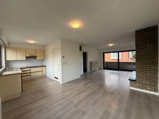 Appartement met 2 slaapkamers op een centrale ligging<br /><br />Dit aangename appartement is gelegen op wandelafstand van winkels, horecazaken en scholen, waardoor u geniet van een vlotte bereikbaarheid van alle dagelijkse voorzieningen.<br /><br />De lichtrijke leefruimte zorgt voor een aangename woonomgeving en sluit aan op de keuken, die uitgerust is met een koelkast, een keramische kookplaat en een vaatwasser. Daarnaast beschikt het appartement over een praktische berging, ideaal voor extra opslagruimte.<br /><br />Verder zijn er twee slaapkamers en een badkamer met douche en badkamermeubel met enkele wastafel.<br /><br />De verwarming gebeurt via centrale verwarming op aardgas, wat bijdraagt aan een comfortabel woonklimaat.<br /><br />Het appartement is onmiddellijk beschikbaar.<br /><br />De troeven:<br /><br />- Centrum Herentals<br />- 2 slaapkamers<br />- parkeergelegenheid in de buurt<br />- Balkon<br />- Onmiddellijk beschikbaar<br /><br />Heb je interesse? Vraag uw bezoek aan via onze website https://www.immovl.be/te-huur/list en druk op de knop <strong>'IK WENS EEN BEZOEK'</strong>.